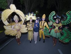 Disdikbud Parigi Moutong  Tampilkan  Tomini Fashion Carnival di HUT Sulteng ke 61