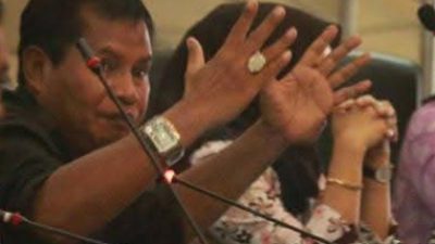 Husen Mardjengi Singa Parlemen,  Sembur Kritik Wabup Parimo