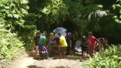 Warga Terpaksa Tandu Pasien,Anleg Parimo Publis Videonya di Facebook