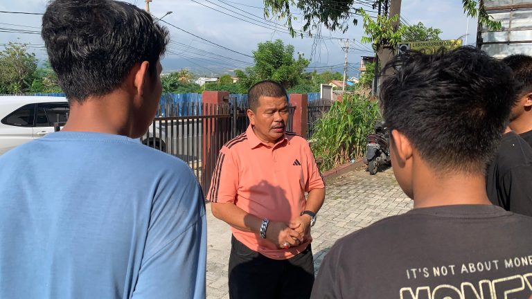 Abdul Sahid Salurkan Bantuan Sembako untuk Mahasiswa di Asrama Parimo