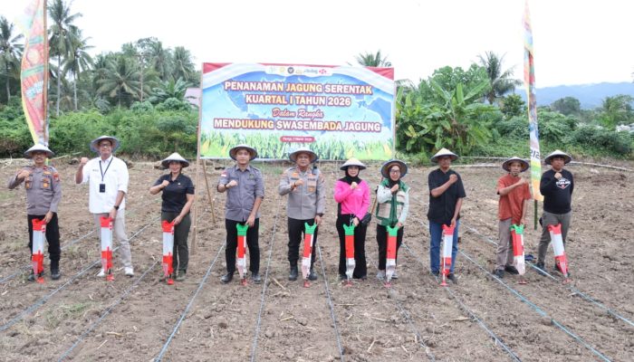 Polres Parigi Moutong Tanam Jagung Bersama Petani, Kapolres Turun Langsung ke Lahan