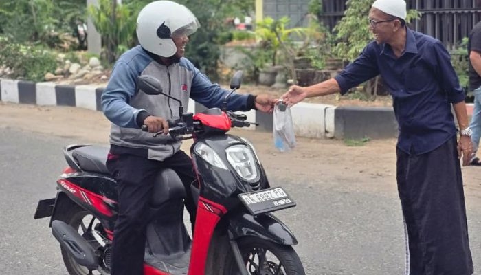 Ramadan Berbagi, Sayutin Tongani dan Kader NasDem Bagikan Ratusan Takjil