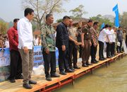Bupati Erwin Burase Ikuti Penebaran Benih Ikan Nila di Danau Poso